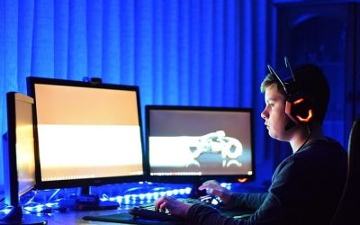 Un enfant devant des écrans
