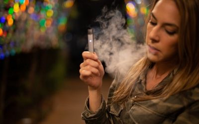 Femme fumant une cigarette électronique